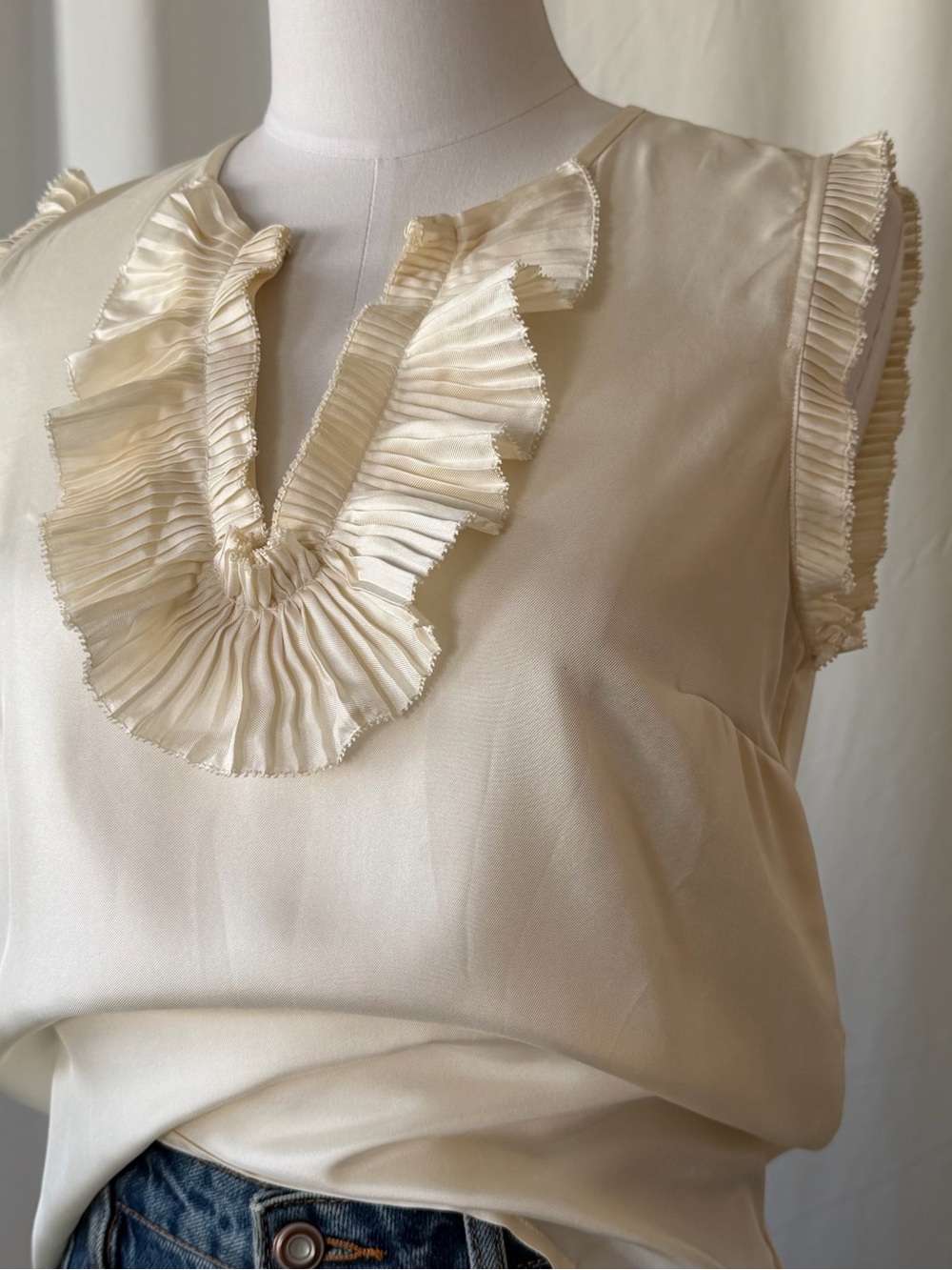 J.Crew 100% Silk Ruffle V-Neck Blouse Cream Tank Size 4. - Picture 6 of 14